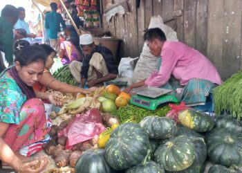 জুমের ফসল কিনছে ক্রেতা