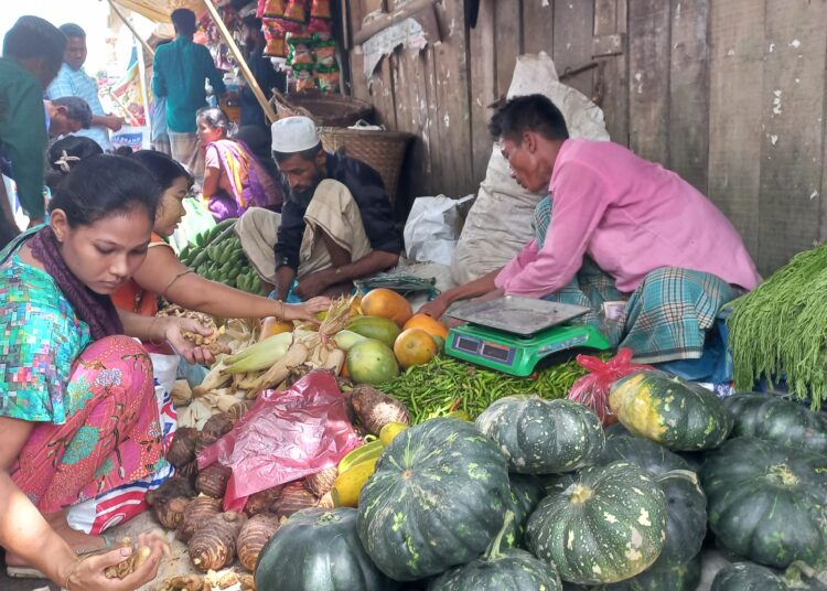 জুমের ফসল কিনছে ক্রেতা