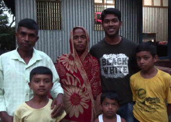 পরিবারের সাথে বেলায়েত হোসেন