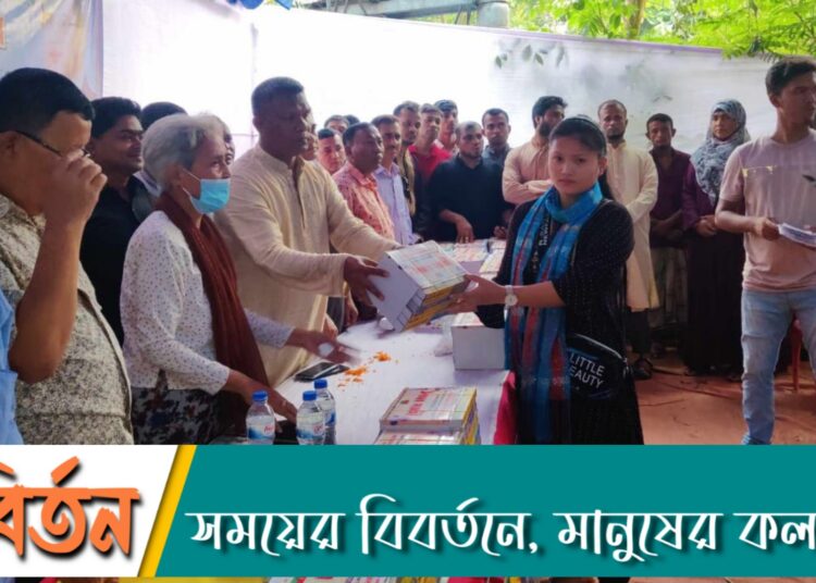 আলীকদম উপজেলা ছাত্রদলের দরিদ্র ও মেধাবী শিক্ষার্থীদের বই বিতরণ