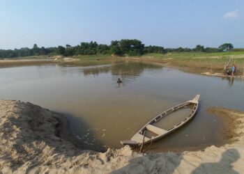 প্রশাসনের নাম ভাঙিয়ে অবৈধভাবে বালু উত্তোলন