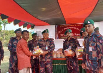 আলীকদমে বান্দরবান বিজিবি সেক্টর কমান্ডার এর ইফতার সামগ্রী বিতরণ।