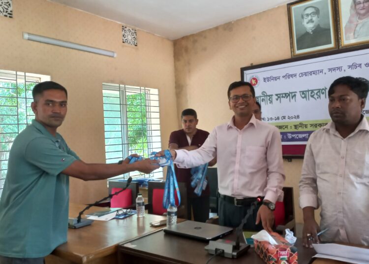 আলীকদমে নিবন্ধিত পর্যটন গাইডদের পরিচয় পত্র প্রদান