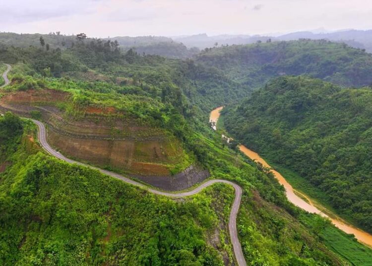 ঝড়-বৃষ্টিতে থেমে নেই সড়ক মেরামত কাজ