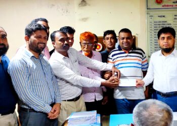 অনুদানের চেক হস্তান্তর করছেন মরহুম খুইল্যামিয়া ফাউন্ডেশনের চেয়ারম্যান মোঃ ইউনুস মিয়া।