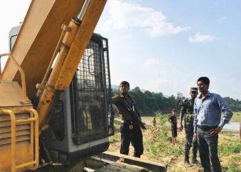 আলীকদমে অবৈধভাবে বালি তোলার কাজে নিয়োজিত এস্কেভেটর জব্দ, জরিমানা আদায়