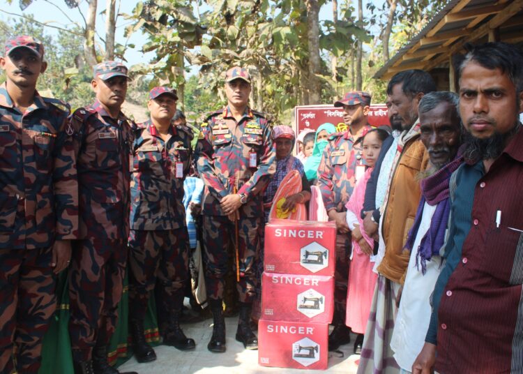 বান্দরবানের আলীকদমে বিজিবি’র শীতবস্ত্র ও সেলাই মেশিন বিতরণ