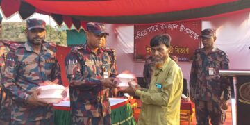 আলীকদম বিজিবির উদ্যোগে দরিদ্র মানুষের মাঝে ইফতার বিতরণ