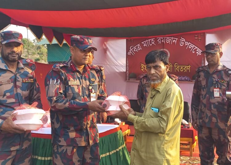 আলীকদম বিজিবির উদ্যোগে দরিদ্র মানুষের মাঝে ইফতার বিতরণ
