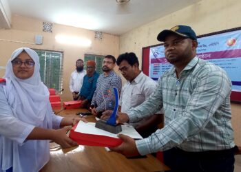 কৃতিশিক্ষার্থীদের সনদ ও নগদ টাকা বিতরণ