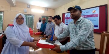 কৃতিশিক্ষার্থীদের সনদ ও নগদ টাকা বিতরণ