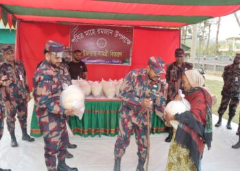 রমজান উপলক্ষে আলীকদমে ৫৭ বিজিবি এর ইফতার সামগ্রী বিতরণ, এতিমখানায় আর্থিক অনুদান
